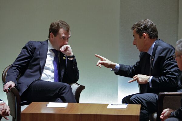 Le président russe Dmitri Medvedev et son homologue français Nicolas Sarkozy - Sputnik Afrique