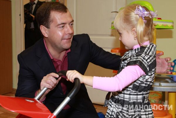 Dmitri Medvedev dans une salle de sport et à la maternelle    - Sputnik Afrique