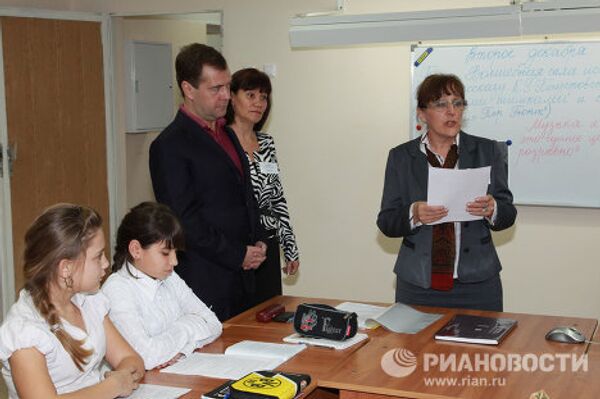 Dmitri Medvedev dans une salle de sport et à la maternelle    - Sputnik Afrique