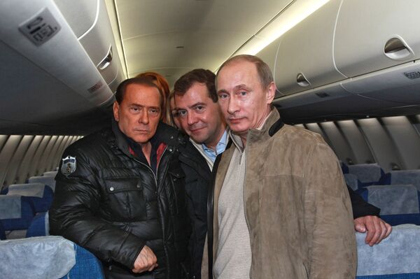 Medvedev, Poutine et Berlusconi visitent un SuperJet-100 - Sputnik Afrique