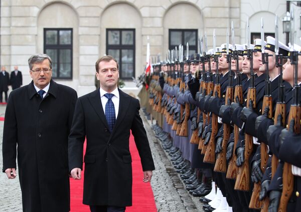 Les présidents polonais et russe, Bronislaw Komorowski et Dmitri Medvedev - Sputnik Afrique