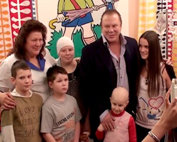 Mickey Rourke auprès des enfants malades de Saint-Pétersbourg - Sputnik Afrique