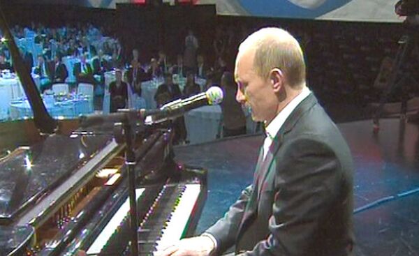 Poutine chante «Blueberry Hill» devant des stars - Sputnik Afrique