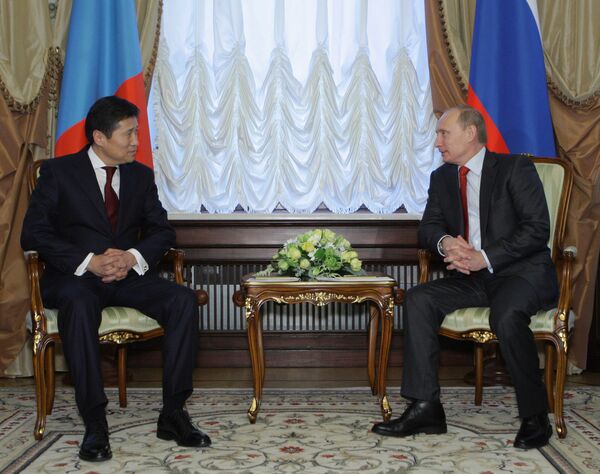 Vladimir Poutine et Sukhbaatar Batbold - Sputnik Afrique