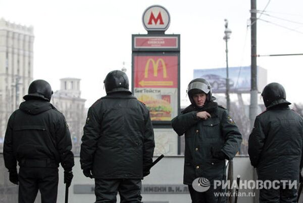 Tensions à Moscou: les forces de l'ordre déployées à la gare de Kiev     - Sputnik Afrique