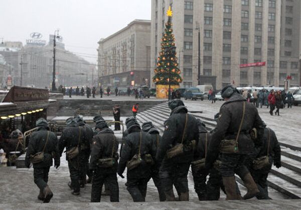 Moscou : manifestation devant le centre de télévision d'Ostankino et détachements de police sur la place du Manège - Sputnik Afrique