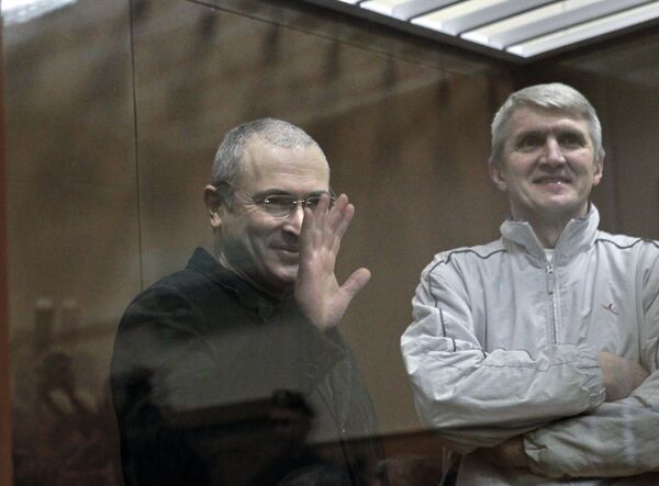 L'ex-PDG du groupe pétrolier russe Ioukos Mikhaïl Khodorkovski (à gauche) et son associé Platon Lebedev - Sputnik Afrique