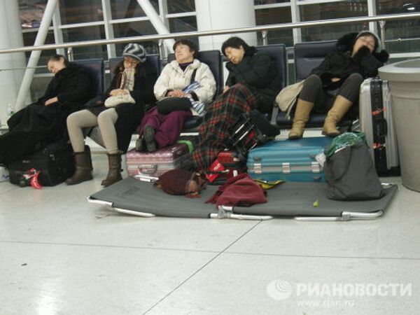Par terre ou sur des lits de camp, les passagers attendent leur vol à New York - Sputnik Afrique