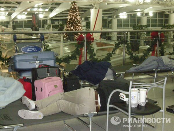 Par terre ou sur des lits de camp, les passagers attendent leur vol à New York - Sputnik Afrique