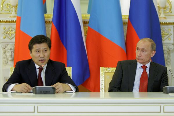 Le premier ministre mongol  Sukhbaatar Batbold lors d'un entretien à Moscou avec  Vladimir Poutine - Sputnik Afrique