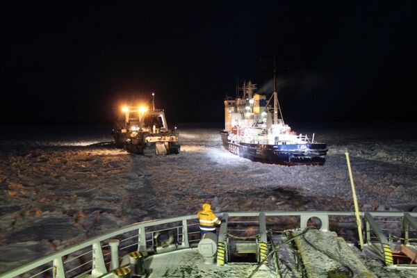 Mer d'Okhotsk: un brise-glace russe poursuit l'opération de sauvetage - Sputnik Afrique