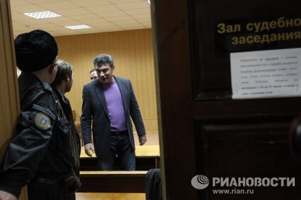 L'opposant Boris Nemtsov dans un tribunal moscovite - Sputnik Afrique