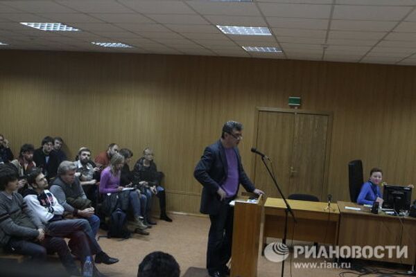 L'opposant Boris Nemtsov dans un tribunal moscovite - Sputnik Afrique