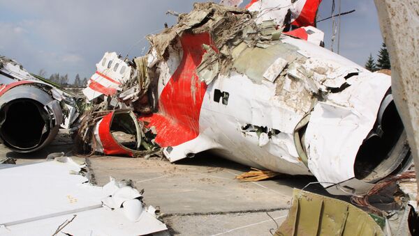 Обломки польского правительственного самолета Ту-154 на охраняемой площадке аэродрома в Смоленске - Sputnik Afrique