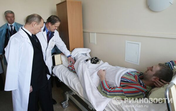 Attentat: Medvedev et Poutine rendent visite aux blessés      - Sputnik Afrique