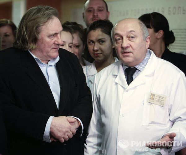 Gérard Depardieu visite un hôpital pédiatrique de Saint-Pétersbourg - Sputnik Afrique
