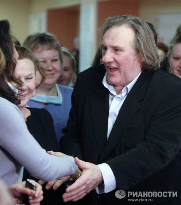 Gérard Depardieu visite un hôpital pédiatrique de Saint-Pétersbourg - Sputnik Afrique