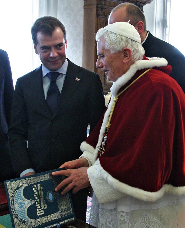 Dmitri Medvedev avec Benoît XVI et Silvio Berlusconi - Sputnik Afrique