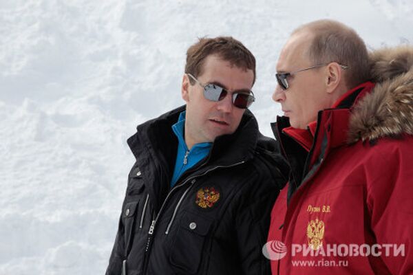 Medvedev et Poutine inspectent la stationalpine Rosa Khoutor - Sputnik Afrique