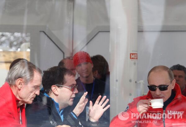 Medvedev et Poutine inspectent la station alpine Rosa Khoutor - Sputnik Afrique