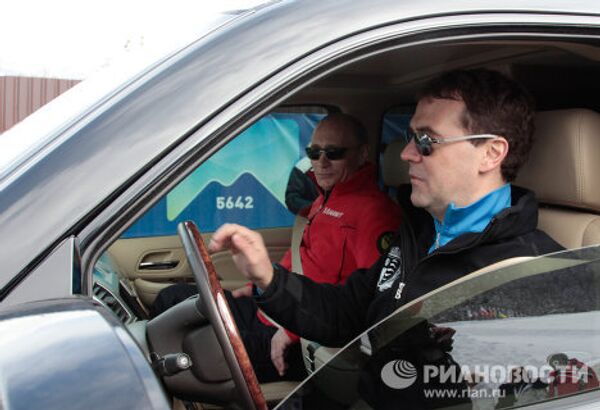 Medvedev et Poutine inspectent la station alpine Rosa Khoutor - Sputnik Afrique