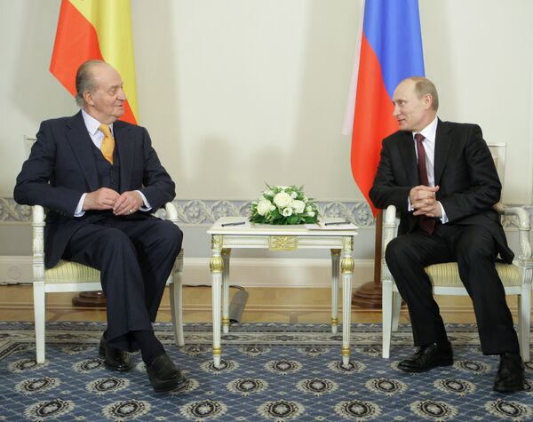 Le roi d'Espagne Juan Carlos lors et le premier ministre russe Vladimir Poutine  - Sputnik Afrique