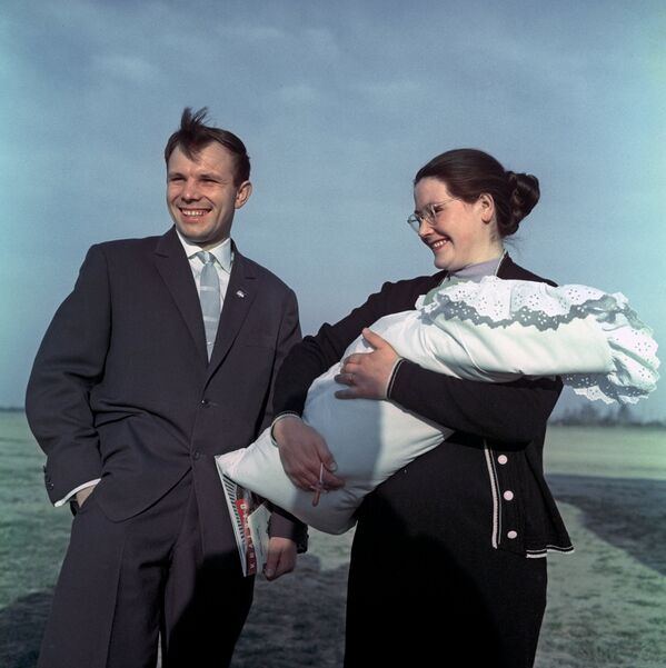 Gagarine et ses femmes bien-aimées: son épouse, ses filles et sa mère - Sputnik Afrique
