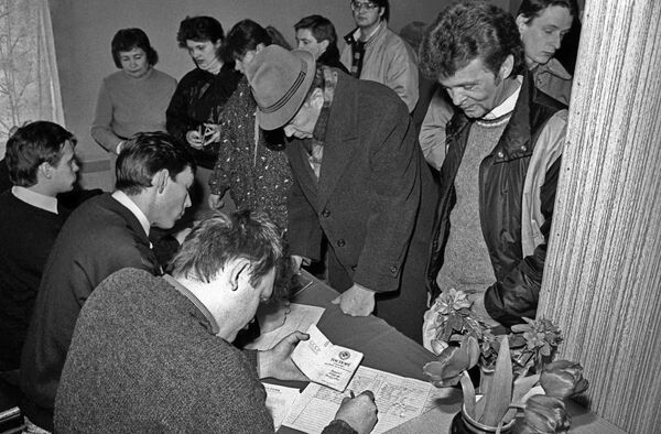 Il y a 20 ans, le 17 mars 1991, la population soviétique a voté à une majorité écrasante (76,4%) pour la préservation de l’Union des républiques soviétiques souveraines - Sputnik Afrique