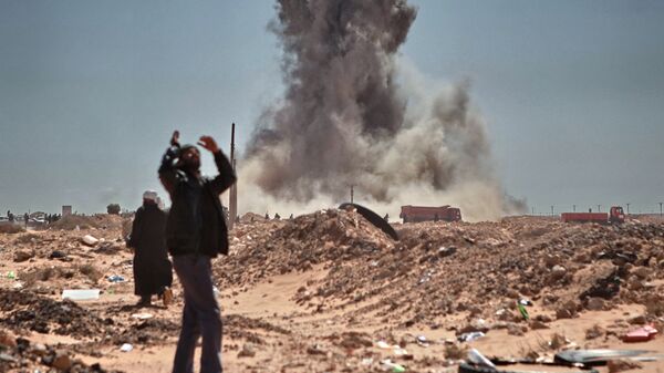 L'explosion d'un missile tiré par un chasseur à Ras Lanuf, en Libye (archive photo) - Sputnik Afrique