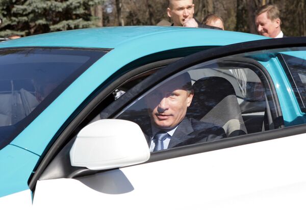 Vladimir Poutine au volant d'une Ë-mobile - Sputnik Afrique