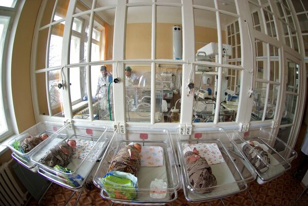 Tchétchénie: une jeune femme vend son bébé pour 6.100 euros - Sputnik Afrique