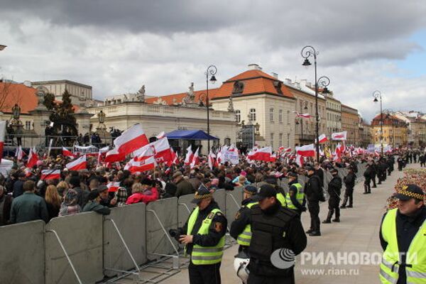 Manifestations à Varsovie pour l’anniversaire du crash de Smolensk - Sputnik Afrique