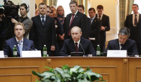 Vladimir Poutine lors des négociations avec son homologue ukrainien Nikolaï Azarov - Sputnik Afrique
