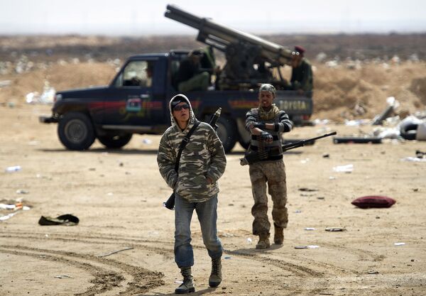 Libye: BHL raconte comment la France livrait des armes aux insurgés - Sputnik Afrique