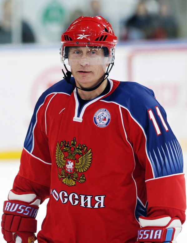 Vladimir Poutine s'essaie au hockey sur glace - Sputnik Afrique