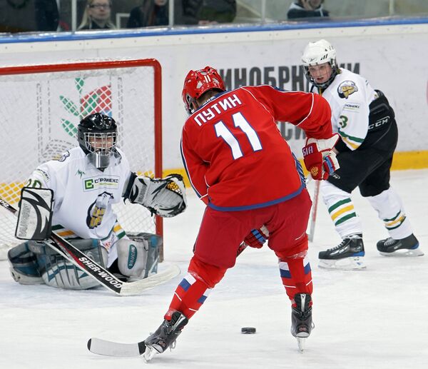 Vladimir Poutine s'essaie au hockey sur glace - Sputnik Afrique