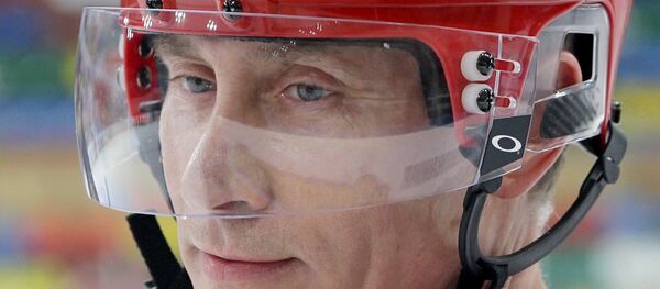 Премьер-министр РФ Владимир Путин принимает участие в тренировке юных хоккеистов перед финалом турнира Золотая шайба - Sputnik Afrique
