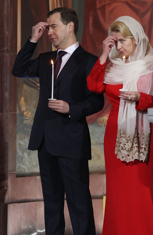 Le président Medvedev avec l'épouse - Sputnik Afrique