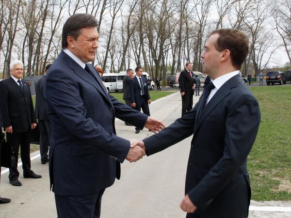 Dmitri Medvedev et Viktor Ianoukovitch - Sputnik Afrique