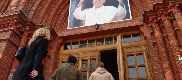 Во время прямой трансляции церемонии погребения Папы Римского Иоанна Павла II - Sputnik Afrique