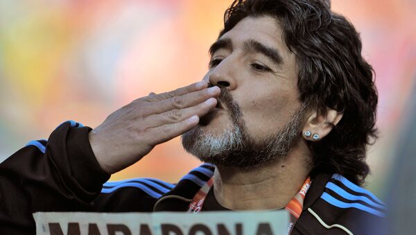 Maradona se lance dans une danse avec des gitanes à Moscou (vidéo) - Sputnik Afrique