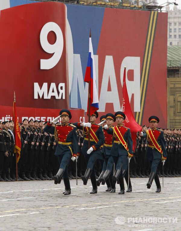 Военный парад, посвященный 66-летию Победы в Великой Отечественной войне - Sputnik Afrique