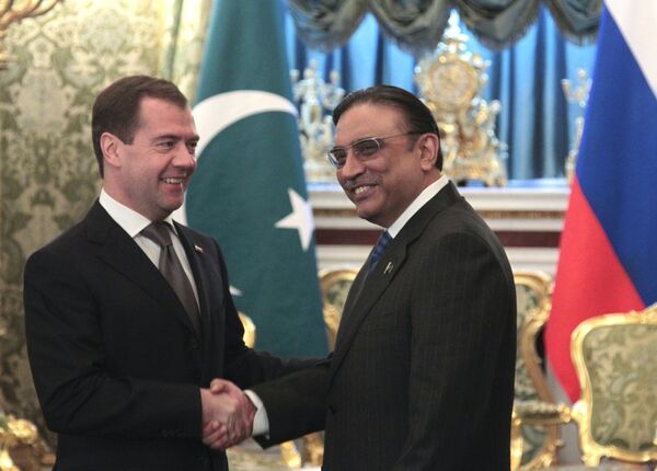 Le président russe Dmitri Medvedev avec son homologue pakistanais Asif Ali Zardari à Moscou - Sputnik Afrique