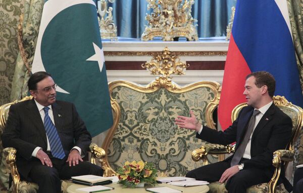 Le président russe Dmitri Medvedev et son homologue pakistanais Asif Ali Zardari - Sputnik Afrique