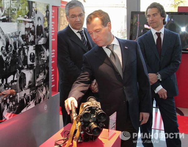 Medvedev au siège du holding audiovisuel russe  - Sputnik Afrique