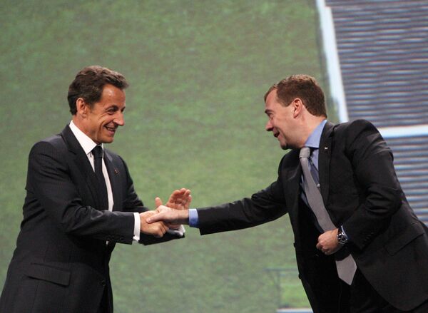 Nicolas Sarkozy et Dmitri Medvedev au Forum économique de Saint-Pétersbourg - Sputnik Afrique