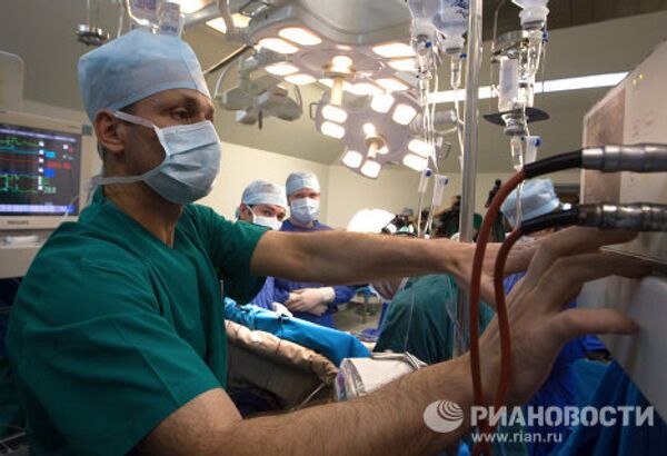 Russie: transplantation cardiaque unique au monde - Sputnik Afrique