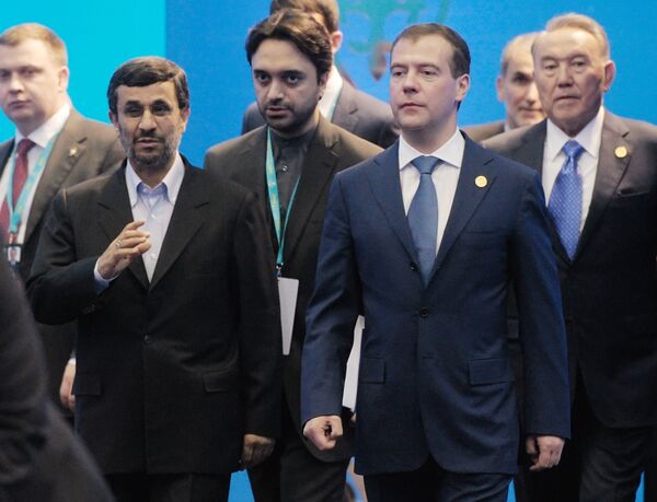 Les présidents iranien, russe et kazakh Mahmoud Ahmadinejad, Dmitri Medvedev et Noursoultan Nazarbaïev  - Sputnik Afrique