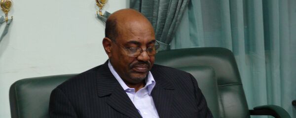 Президент Судана Омар аль-Башир зачитывает послание президента России, переданное спецпосланником Михаилом Маргеловым - Sputnik Afrique