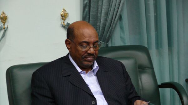 Президент Судана Омар аль-Башир зачитывает послание президента России, переданное спецпосланником Михаилом Маргеловым - Sputnik Afrique